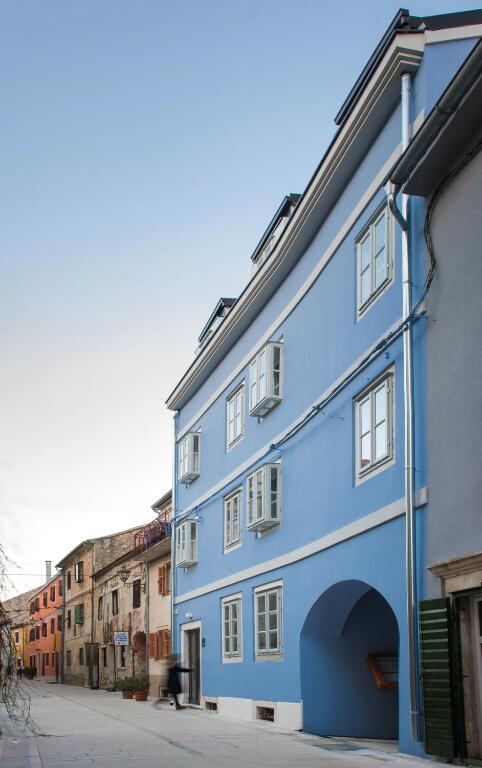 The blue facade of Boutique Rooms Mirabilis in the old centre of Skradin