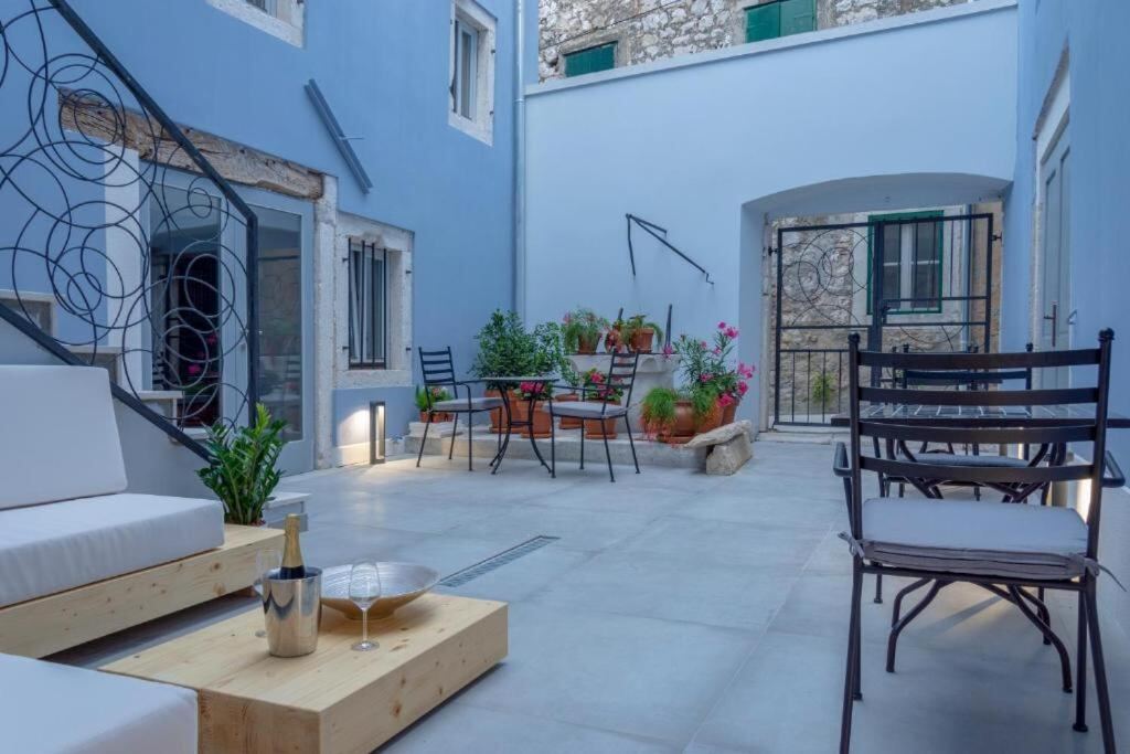 Inner courtyard with garden furniture at Boutique Rooms Mirabilis