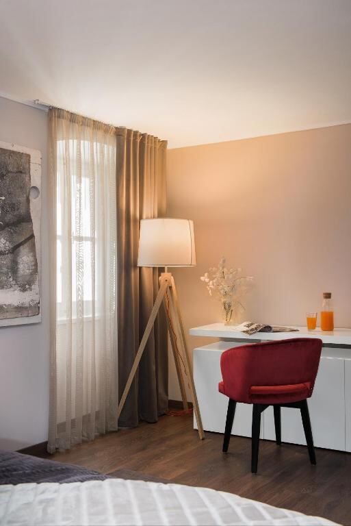 Desk and reading corner in a room at Boutique Rooms Mirabilis